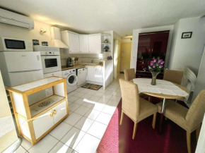 T2 climatisé en rez-de-jardin avec piscine, parking, et terrase. Plage à 450m, WiFi gratuit. - FR-1-607-52